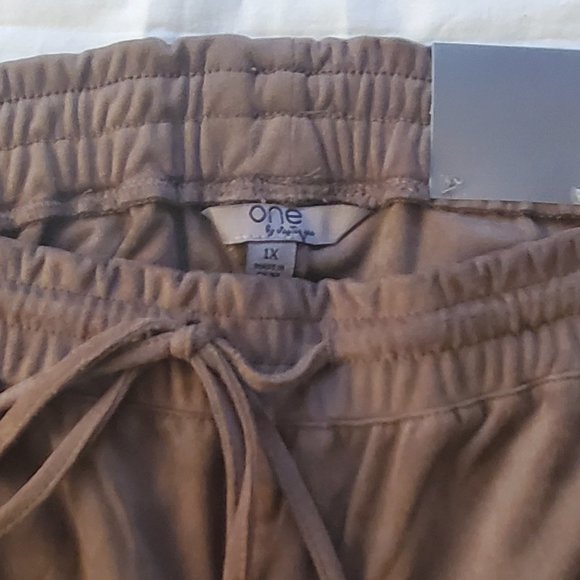 One By Chapter One Women's Olive Green Suede Jogger Capris Plus Size 1X - Picture 6 of 6